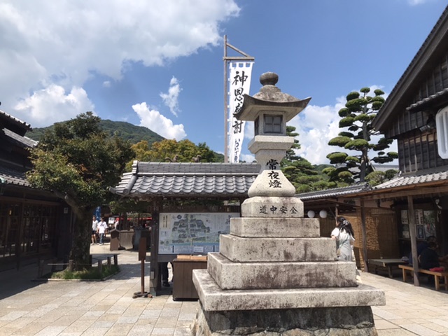 おかげ横丁で、伊勢うどんと赤福！